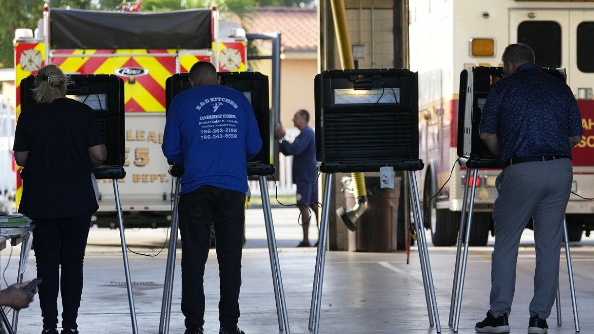 Ciudadanos votando en la elección legislativa de Estados Unidos el martes 8 de noviembre de 2022, en una estación de bomberos Hialeah, Florida. 