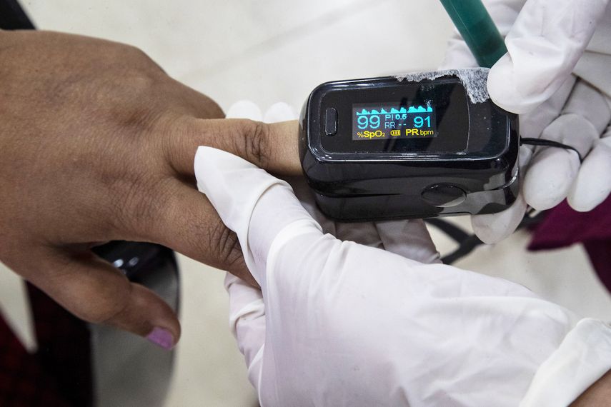 Un trabajador de salud utiliza un oxímetro de pulso para determinar el nivel de saturación de oxígeno en un paciente, en un hospital en Gauhati, India, 21 de enero de 2021.&nbsp;