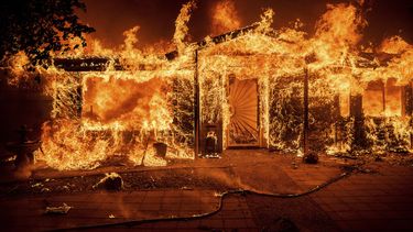 Las llamas consumen una casa en el condado de Mariposa, California, el sábado 23 de julio de 2022.&nbsp;