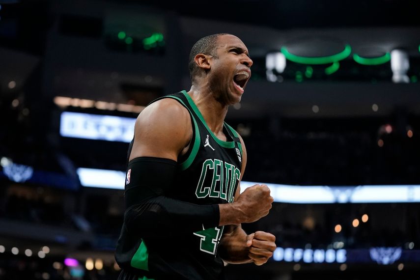 El dominicano Al Horford, de los Celtics de Boston, festeja en la segunda mitad del cuarto partido contra los Bucks de Milwaukee, en las semifinales de la Conferencia Oeste de la NBA en Milwaukee, el lunes 9 de mayo de 2022.&nbsp;