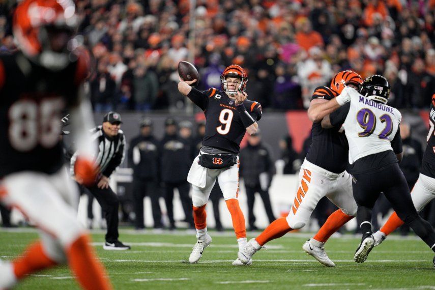 El quarterback de los Bengals de Cincinnati, Joe Burrow, lanza el balón en el encuentro de comodín ante los Ravens de Baltimore el domingo 15 de enero del 2023.