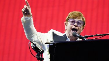 Elton John canta en un concierto de su gira Farewell Yellow Brick Road el 15 de julio del 2022 en el Citizens Bank Park en Filadelfia.