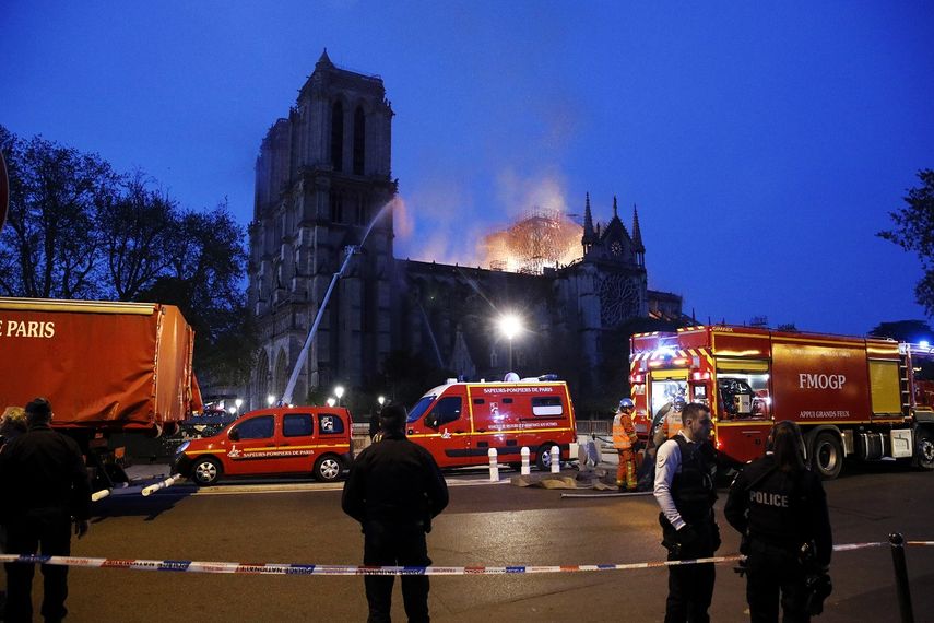 Bomberos intentan extinguir el fuego en el techo de la catedral de Notre Dame este lunes 15 de abril de 2019, en París, Francia.