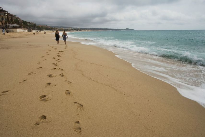 Turistas caminan por la playa de Cabo San Lucas, en la península occidental de Baja California, México.&nbsp;
