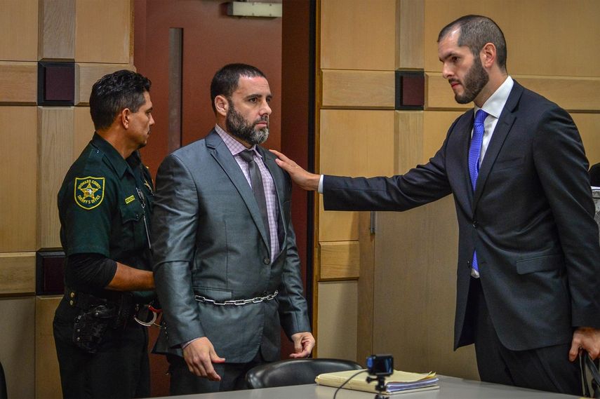 El hispano-estadounidense&nbsp;Pablo&nbsp;Ibar&nbsp;(cen.) es reconfortado por su abogado Joe Nascimiento (der.) durante su juicio este miércoles en el tribunal estatal de Fort Lauderdale, en Florida.