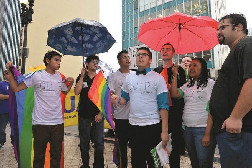 Manifestantes a favor del matrimonio homosexual a la entrada de Corte del Condado Miami Dade (Alvaro Mata)