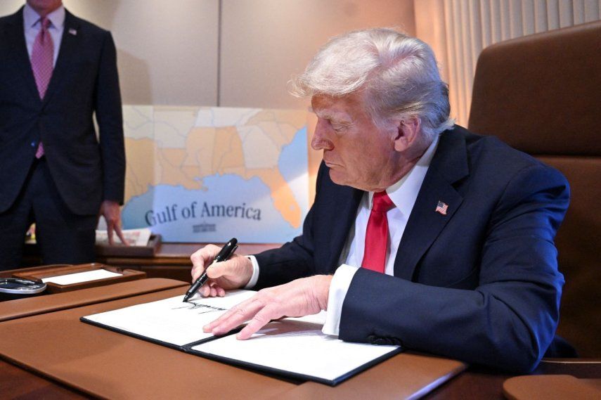 El presidente de Estados Unidos Donald J. Trump durante la firma de una de las órdenes ejecutivas.