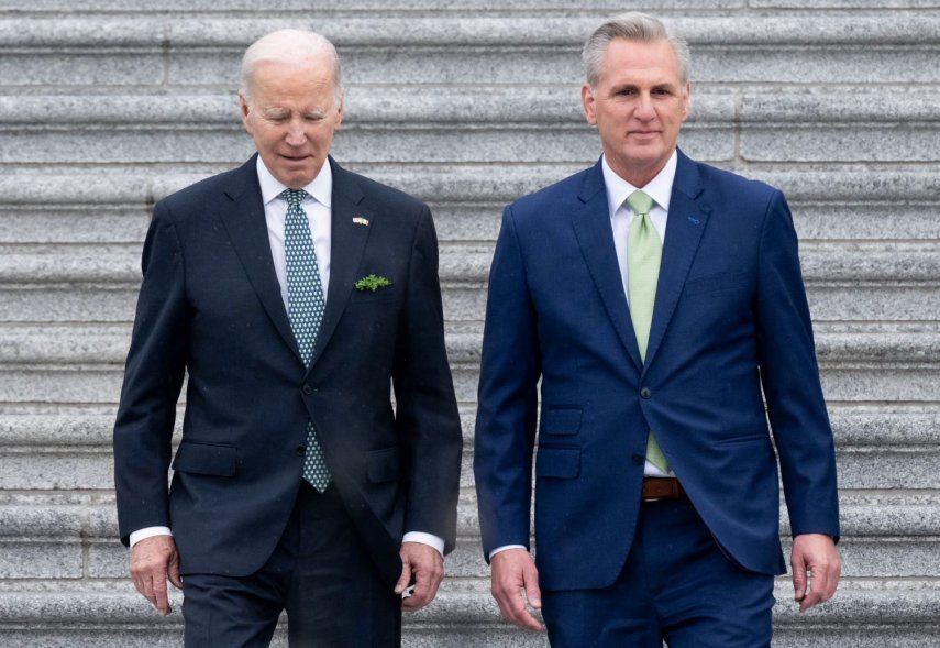 El mandatario Joe Biden junto al presidente de la Cámara de Representantes, Kevin McCarthy.&nbsp;