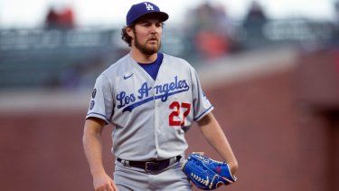 Trevor Bauer, abridor de los Dodgers de Los Ángeles, labora ante los Gigantes de San Francisco en el juego del 21 de mayo de 2021.