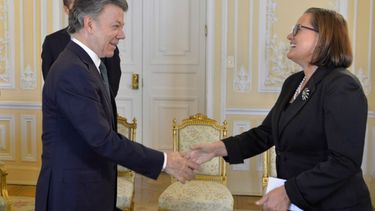 El presidente colombiano, Juan Manuel Santos, y la embajadora de le UE en ese país,&nbsp;Ana Paula Zacarias.