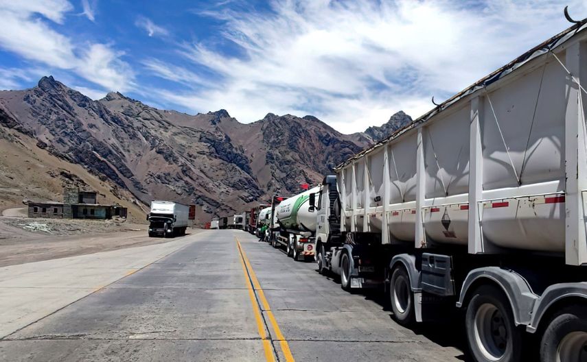 Casi 2.000 camiones varados entre Argentina y Chile por testeos COVID
