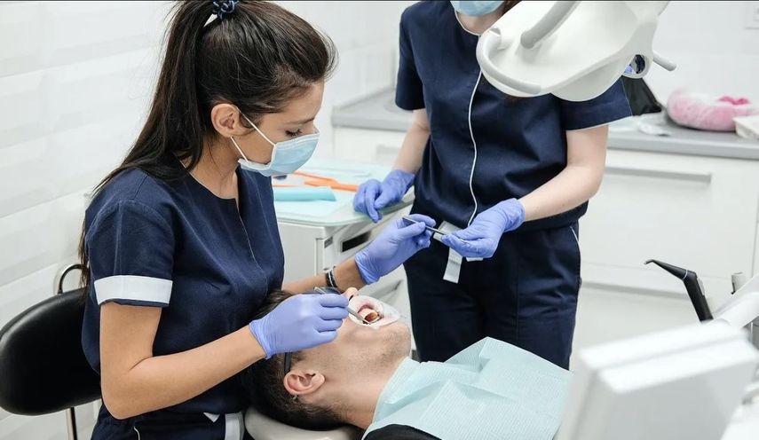 Un niño durante la consulta con su dentista.