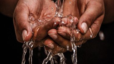 El agua es imprescindible para vivir.