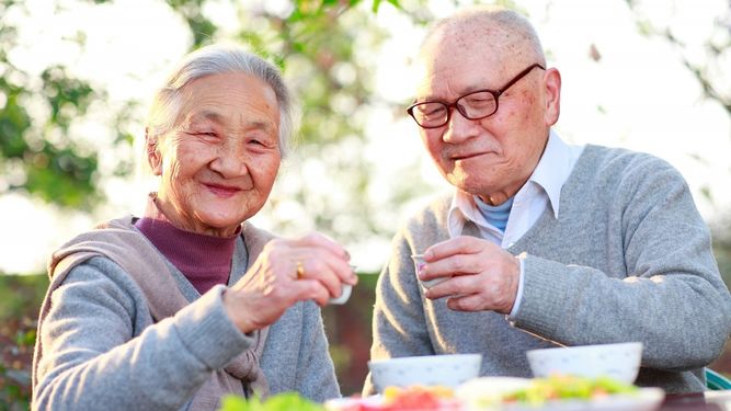 Los hábitos alimenticios de los habitantes de Okinawa le aseguran una larga vida.