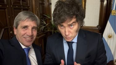 El presidente Javier Milei esperando con el ministro de Economía, Luis Caputo la publicación del IPC de octubre &nbsp;