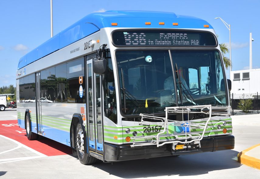 Vista parcial del nuevo bus, que funciona con gas comprimido y presta servicio en Miami-Dade.
