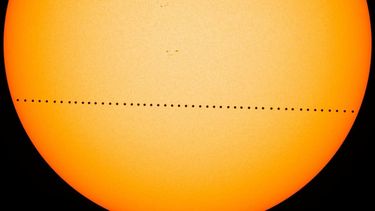 Imagen compuesta proporcionada por NASA de Mercurio pasando justo entre el Sol y la Tierra el 9 de mayo de 2016 en un tr&aacute;nsito que dur&oacute; siete horas y media.