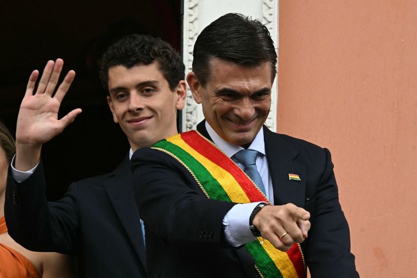 En América Latina, el triunfo de Rodrigo Paz en Bolivia marcó un hito; el nuevo presidente celebra en la ceremonia presidencial, tras las elecciones en Bolivia.