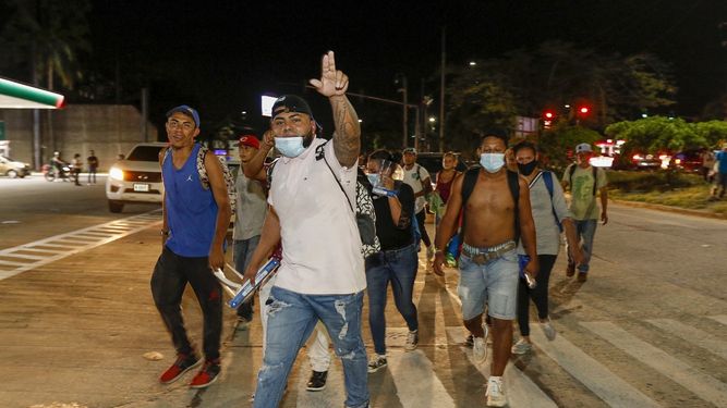 Migrantes caminando por una autopista con la esperanza de llegar a los lejanos Estados Unidos, en San Pedro Sula, Honduras, el miércoles 30 de septiembre de 2020.