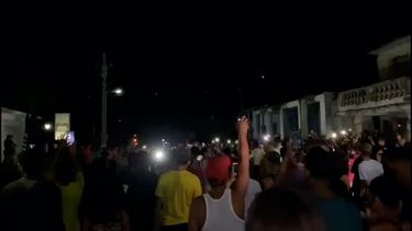 Cubanos hacen retroceder a boinas negras:, un manifestante desaparece