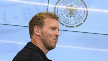 El nuevo entrenador de la selección alemana de fútbol, Julian Nagelsmann, pasa junto al logotipo de la DFB cuando llega a una conferencia de prensa el 22 de septiembre de 2023 en la sede de la DFB en Frankfurt, oeste de Alemania. La Federación Alemana de Fútbol (DFB) nombró el 22 de septiembre de 2023 a Julian Nagelsmann como entrenador nacional en sustitución del despedido Hansi Flick, apenas nueve meses antes de albergar la Eurocopa, anunció la Federación Alemana de Fútbol (DFB). El ex técnico del Bayern de Múnich firmó un contrato hasta finales del próximo julio, lo que le permitirá marcharse después de la Eurocopa 2024. &nbsp;