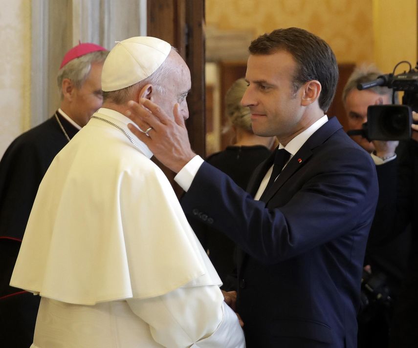 El presidente francés, Emmanuel&nbsp;Macron&nbsp;(d), junto al&nbsp;papa&nbsp;Francisco al finalizar su audiencia privada en el Vaticano, hoy, 26 de junio de 2018.&nbsp;