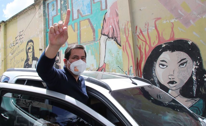 Andrés Arauz, el candidato presidencial de la coalición política Unión por la Esperanza, UNES, muestra una señal con el dedo número uno cuando sale de una conferencia de prensa, en Quito, Ecuador, el miércoles 13 de enero de 2021.&nbsp;