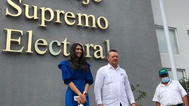La fórmula presidencial de Ciudadanos por la Libertad: el exjefe de la contra Oscar Sovalbarro y la ex Miss Nicaragua Berenice Quezada.