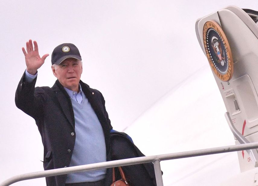 El presidente Joe Biden subiendo las escalinatas del avión presidencial.