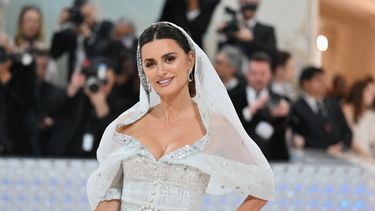 La actriz española Penélope Cruz llega a la Met Gala 2023 en el Museo Metropolitano de Arte el 1 de mayo de 2023 en Nueva York.