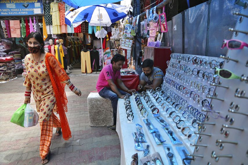 Una mujer, con mascarilla para protegerse del coronavirus, camina por un mercado en Jammu, India, el 6 de agosto de 2020.