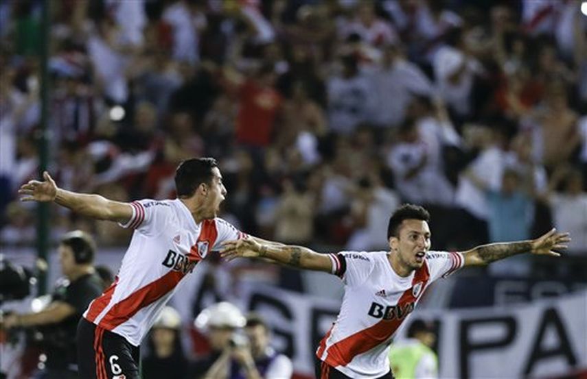 Ramiro Funes Mori (izquierda) y Leonel Vangioni celebran la victoria sobre el Boca Juniors. (AP)