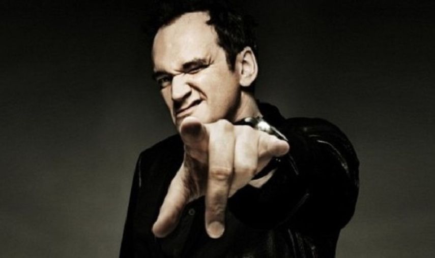 El director Quentin Tarantino imprimió sus huellas en cemento para inmortalizar su figura en la entrada del Teatro Chino de Hollywood en Los Ángeles (EFE).
