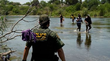 Un agente de inmigración espera a inmigrantes ilegales que están por llegar a territorio estadounidense.&nbsp;