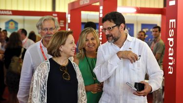 La secretaria de Estado de Comercio de España,&nbsp;María&nbsp;Luisa&nbsp;Poncela&nbsp;(izq.), conversa con el embajador español en Cuba, Juan José Buitrago (der.), el miércoles 01 de noviembre, en el pabellón español en la 35 edición de la Feria Internacional de La Habana (FIHAV 2017).&nbsp;