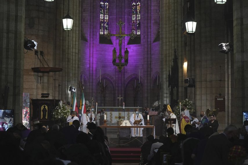 En la imagen, un momento del funeral por el arzobispo anglicano y Premio Nobel de la Paz, Desmond Tutu, en la catedral de St. George, en Ciudad del Cabo, Sudáfrica, el 1 de enero de 2022.&nbsp;