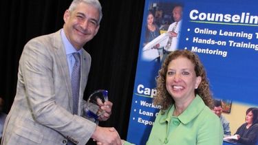 El empresario Luis Tomé recibe el galardón de manos de la congresista Debbie Wasserman Schultz. (Cortesía)