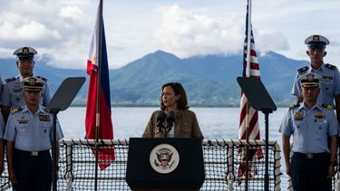 La vicepresidenta de EEUU Kamala Harris, pronuncia un comentario sobre el barco de la Guardia Costera de Filipinas Teresa Magbanua en el puerto de Puerto Princesa,&nbsp; &nbsp; &nbsp;