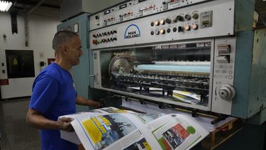 Un empleado trabajando en una imprenta que publica el diario Entérate en Caracas el 26 de julio del 2021. Los mismos periodistas distribuyen el periódico en autobuses y paradas de autobuses.&nbsp;