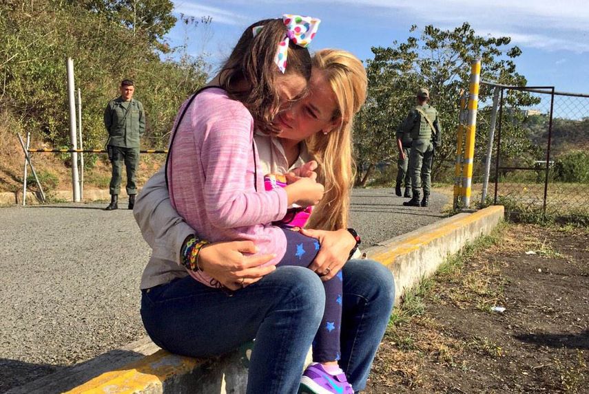 Una niña llora en el regazo de su madre. Quiere ver a su papi... no la dejan. (Cortesía)