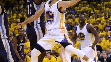 Stephen Curry y los Warriors de Golden State están peleando por un cupo en las finales de la Conferencia del Oeste contra los Grizzlies de Memphis. EFE