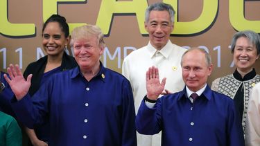 El presidente Donald Trump&nbsp;(izq.), y su homólogo ruso, Vladímir&nbsp;Putin&nbsp;(der), saludan durante la foto de los dignatarios reunidos en el marco de la última jornada de la Cumbre del Foro de Cooperación Económica de Asia-Pacífico (APEC) celebrado en Da Nang (Vietnam) el 10 de noviembre de 2017.&nbsp;