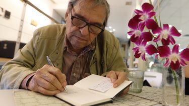 Cadenas se aferra a la humildad y no permite demasiados laureles, reclama que no se le proyecte como el primer poeta venezolano que ... porque el pasado siglo Andrés Eloy Blanco recibió el premio más importante para esa época, dice el escritor.&nbsp;