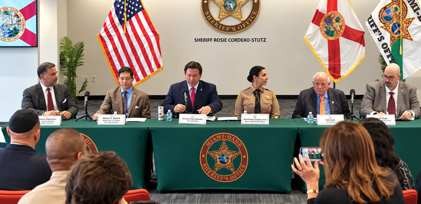 El gobernador de Florida, Ron DeSantis, junto a funcionarios de Miami-Dade habla sobre la Enmienda 3.&nbsp;