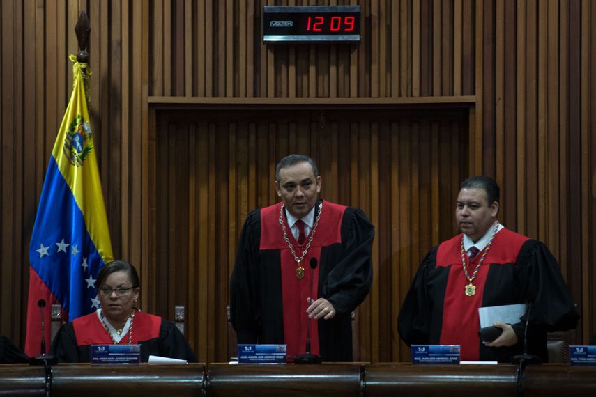El presidente del&nbsp;Tribunal&nbsp;Supremo&nbsp;de Justicia de Venezuela (TSJ), el magistrado Maickel Moreno, llega a una rueda de prensa acompañado por los magistrados María Ameliach y Juan Mendoza.&nbsp;