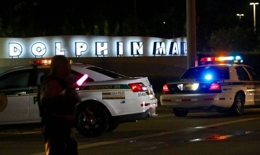 Las autoridades policiales de la ciudad de Sweetwater cerraron todos los accesos al centro comercial Dolphin Mall, en Miami.