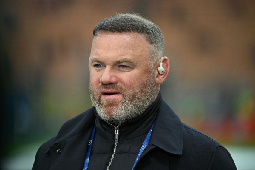 El exfutbolista inglés y comentarista de televisión Wayne Rooney observa antes del inicio del partido de vuelta de las semifinales de la UEFA Champions League entre el Inter de Milán y el FC Barcelona en el estadio San Siro de Milán el 6 de mayo de 2025.