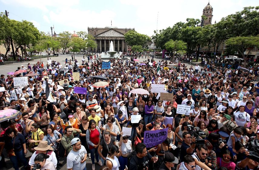Miles de mexicanas en distintas ciudades marcharon hoy contra los feminicidios tras la conmoción que ha causado el asesinato de la joven Mara Fernanda Castilla, presuntamente violada y estrangulada por el conductor de un Cabify poco después de abordar el vehículo. &nbsp;