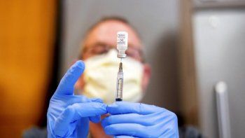 En esta imagen de archivo, tomada el 12 de enero de 2021, un farmacéutico saca suero salino mientras prepara una dosis de la vacuna de Pfizer-BioNTech para el COVID-19, en Sacramento, California. 
