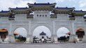 Entrada de la Plaza de la Libertad, donde se encuentra, al final, el Salón Conmemorativo Nacional de Chiang Kai-shek. Entrada de la Plaza de la Libertad, donde se encuentra, al final, el Salón Conmemorativo Nacional de Chiang Kai-shek.